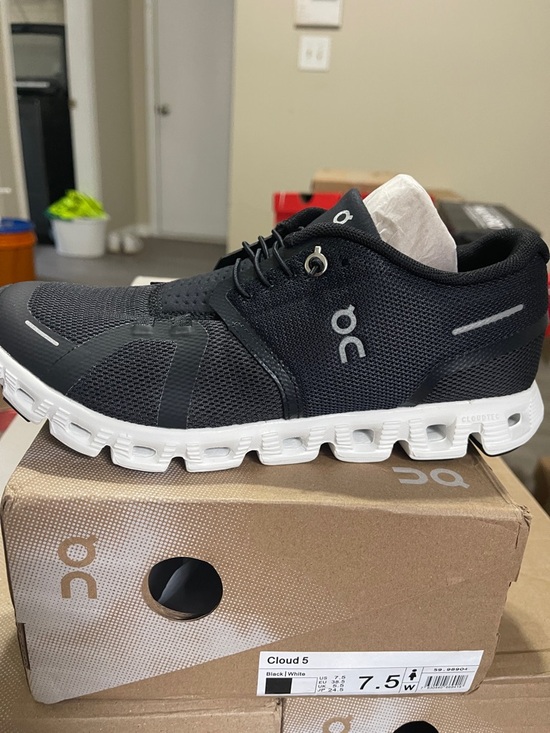 On Running Shoes - On Running Cloud 5 women’s Sneaker - Black/White